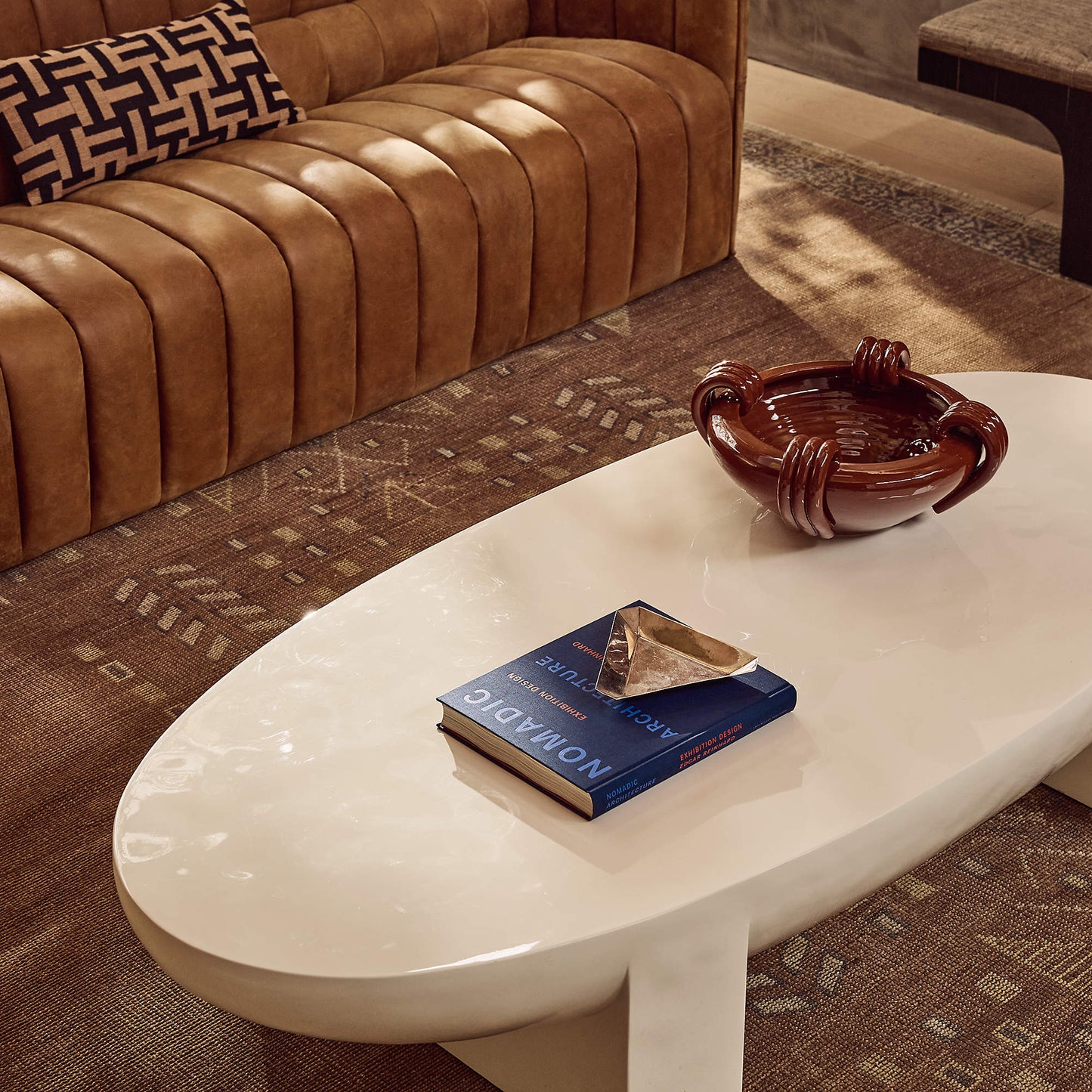 ENZO  -   Oval White Resin Coffee Table