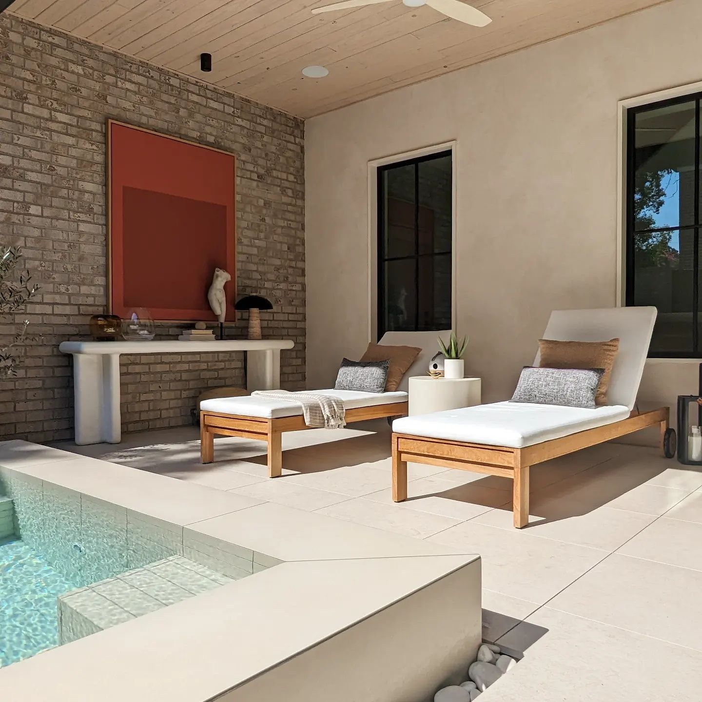 ELANOR - Ivory Resin Console Table